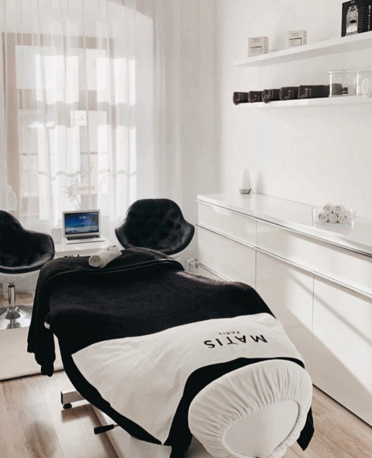 Interiér Le Pavot Salon Beauté s kozmetickým lôžkom