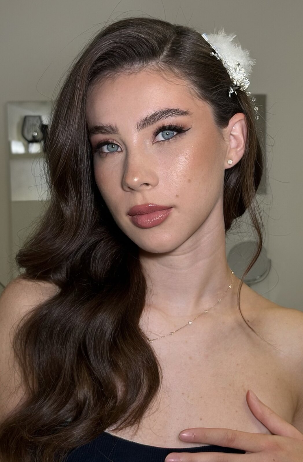Svadobný účes a líčenie vytvorené v Le Pavot Salon Beauté