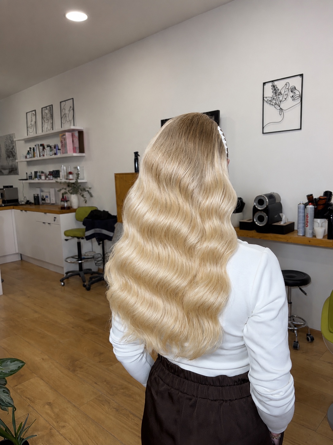 Dlhé blond vlny vytvorené v Le Pavot Salon Beauté