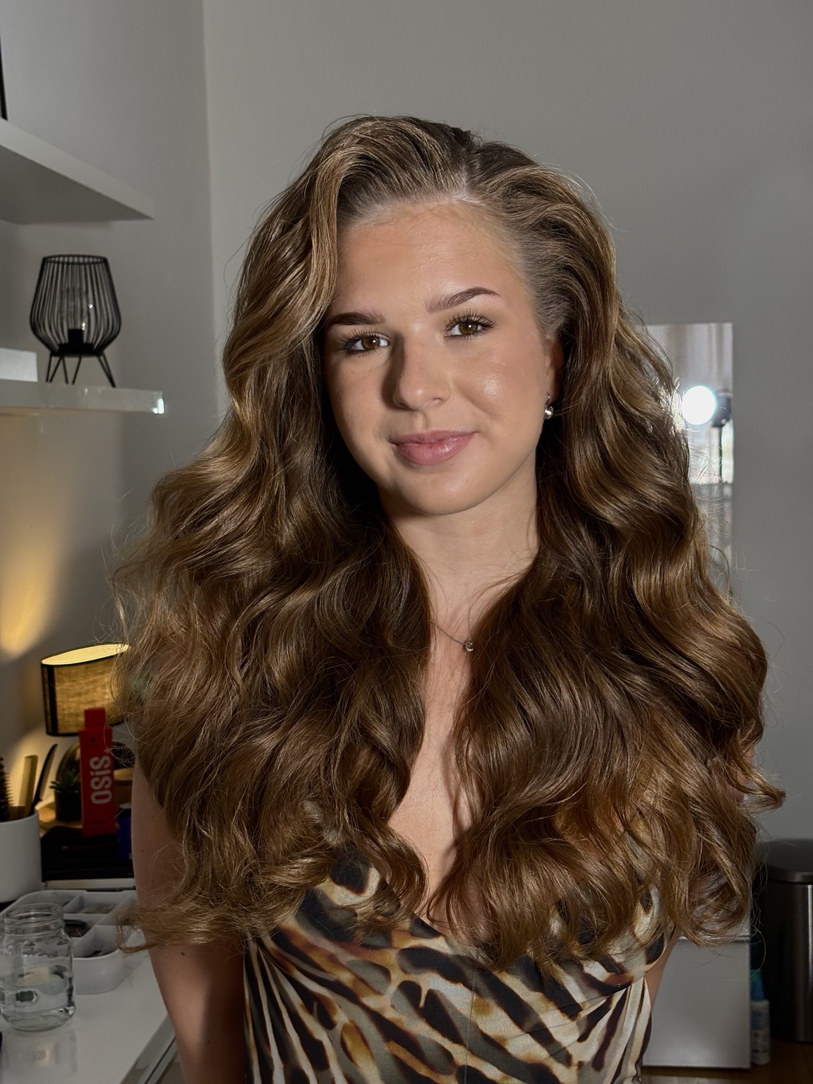Dlhé hnedé glamour vlny vytvorené v Le Pavot Salon Beauté